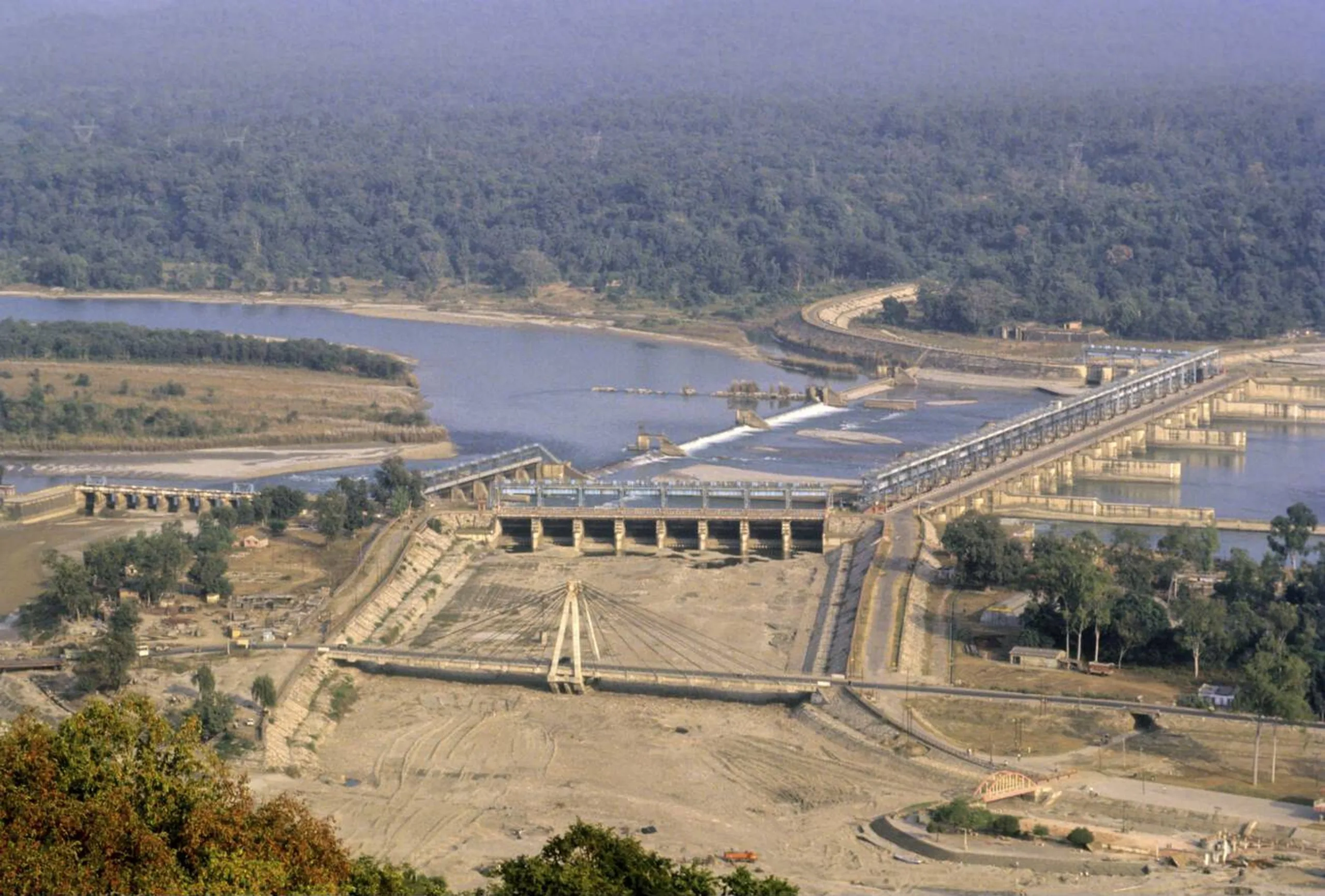 गंगा जल संधि का खेल: भारत की नई रणनीति 29 Aerial view of the Farakka Barrage on the Ganga River, showing the dam structure, river flow, and surrounding landscape.